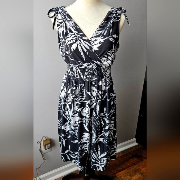 Nina Leonard Dresses & Skirts - Lennie for Nina Leonard Summer black and white tropical pattern dress size M